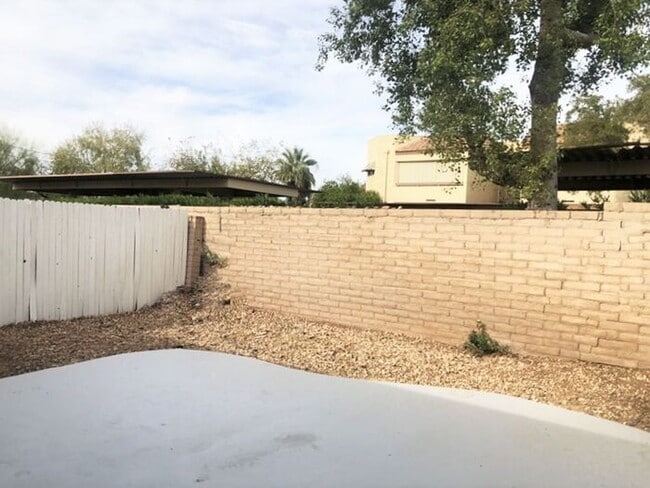 Building Photo - Remodeled 2 bedroom / 2 Full Bath