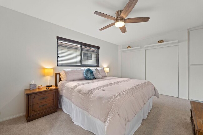 Bedroom with king bed and fan - 709 Agate St