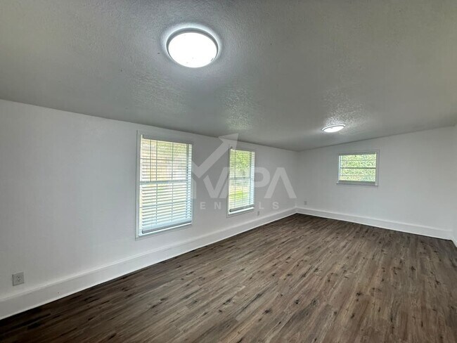 Building Photo - 2902 Woodcliffe St
