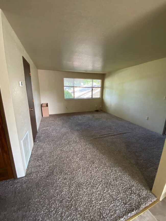 Building Photo - R202-206