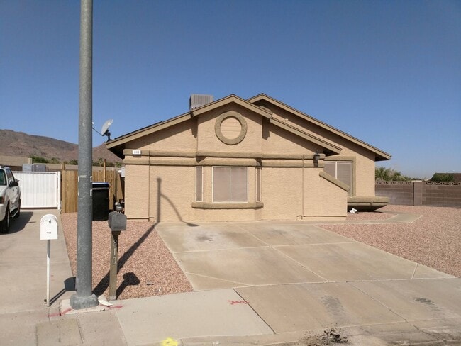 Building Photo - Henderson 4 Bedroom