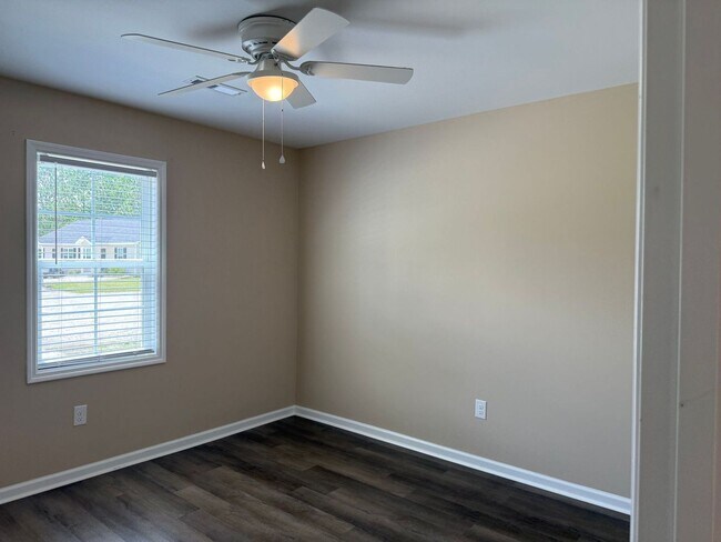 Building Photo - Nice  2 Bedroom, 2 bath duplex.
