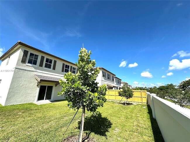 Building Photo - 2657 SE 24th Ct