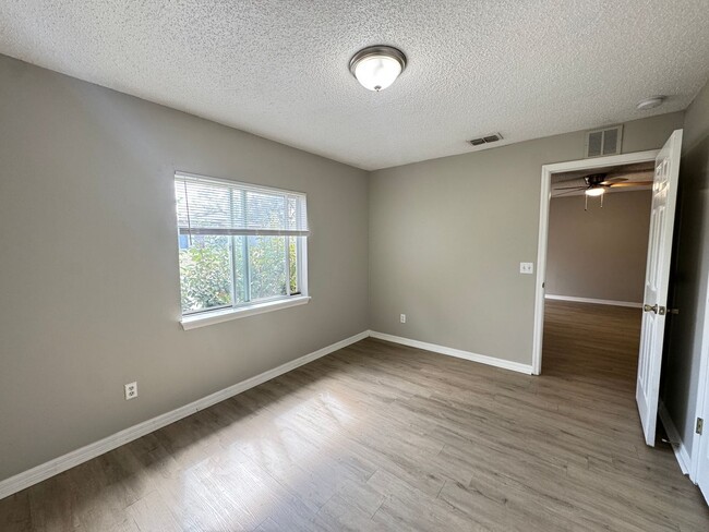 Building Photo - Beautiful 3/2 Duplex in St. Cloud