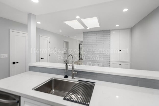 Building Photo - 1199 E 1st St