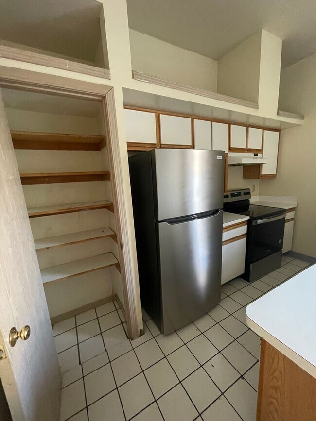 Building Photo - 194 E 14th Ave