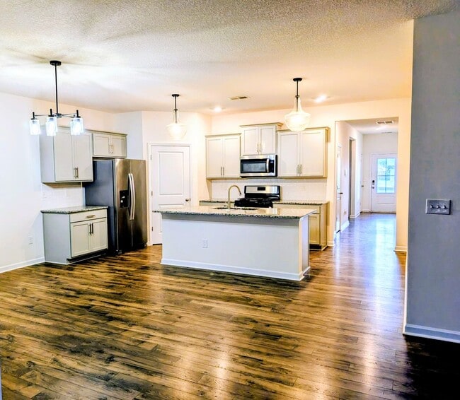 Building Photo - Great Home Available Now