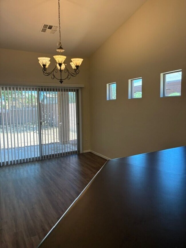 Building Photo - Spacious 4 Bedroom Home in Avondale!
