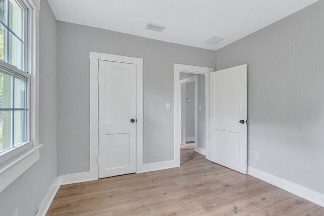 Building Photo - ***TWO WEEKS FREE*** Charming 2BR Home for Rent in Jacksonville