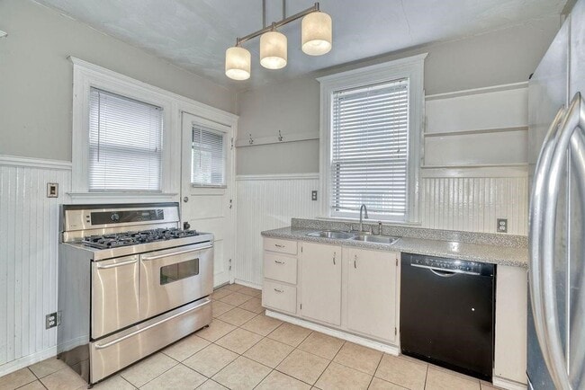 Building Photo - 371 Alexander St