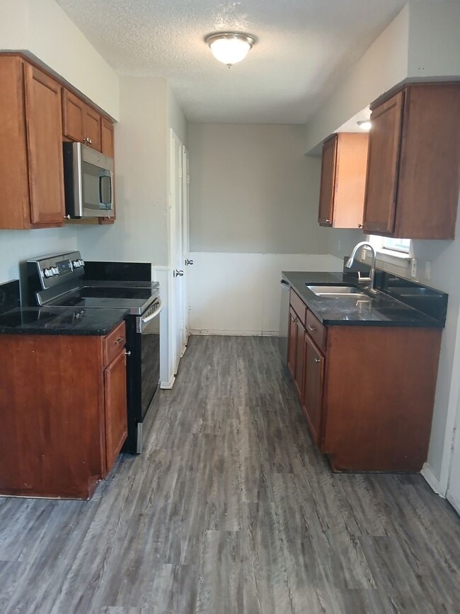 Building Photo - 3 Bedrooms, 1.5 Bathrooms, 1 Car Garage Ne...