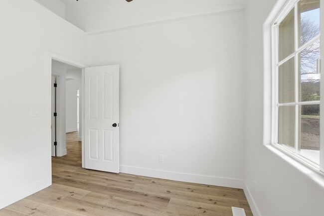 Building Photo - Beautiful Gated Country Property