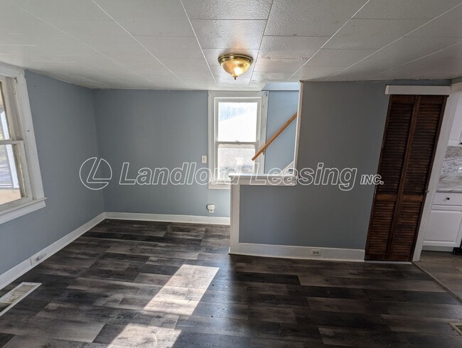 Building Photo - Cozy 2-Bedroom Home on a Beautiful Lot in Amherst!