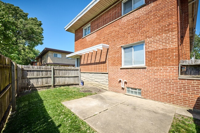 Building Photo - 10033 Frontage Rd