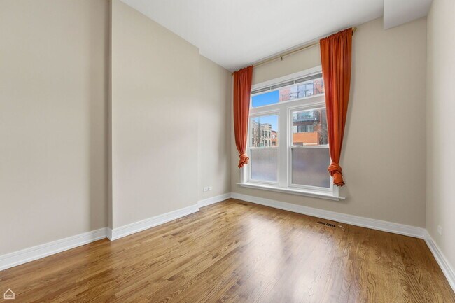 Building Photo - 2523 W Chicago Ave