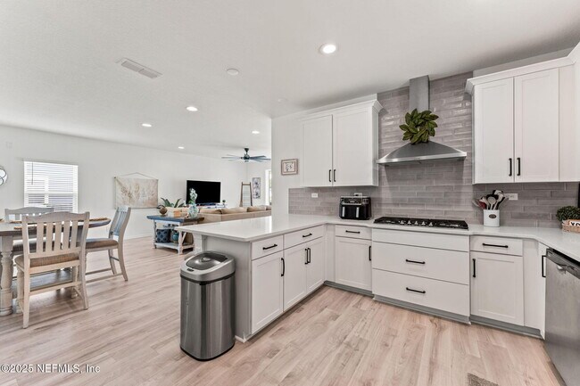 Building Photo - 535 Silver Landing Dr