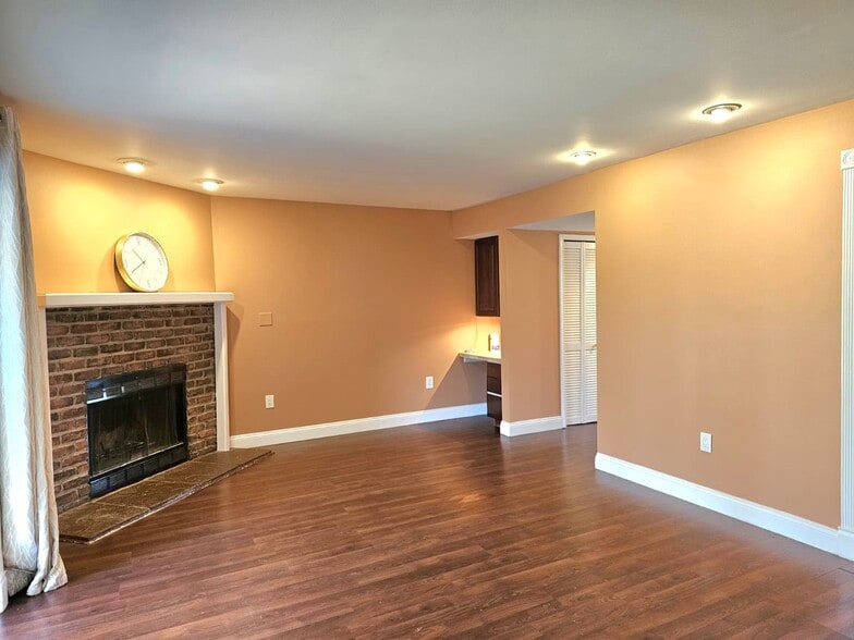 Building Photo - 37 Anderson Ct