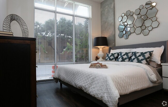 Building Photo - Lease Now & Get 1 month Free!