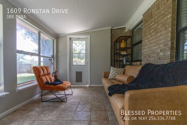 Building Photo - 1609 Ronstan Dr