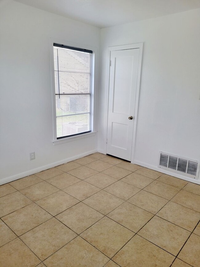 Building Photo - Alamo Ave.