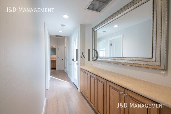 Building Photo - 105 S Ditmar St