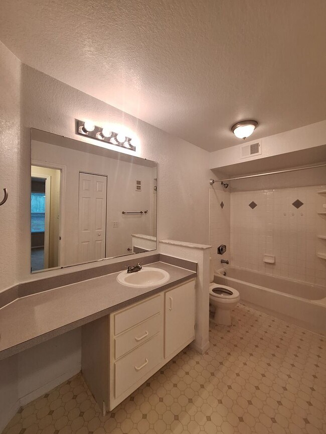 Building Photo - Stylish 1 Bed + Den Condo in Bona Vista | ...