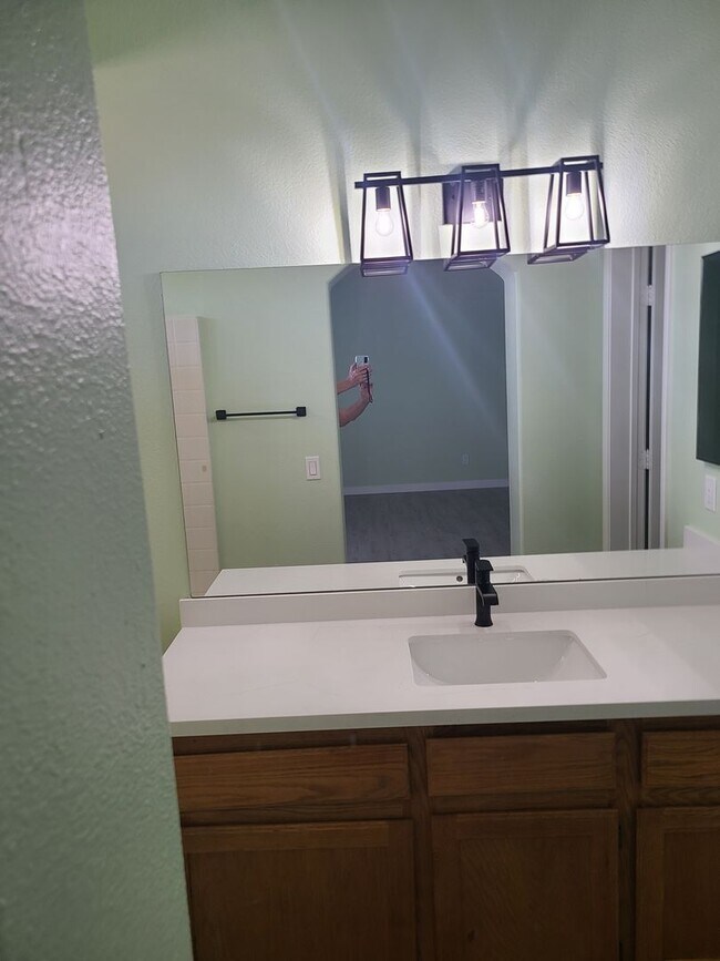 Building Photo - 3 BDRM 2.5 BATH GATED TOWNHOME