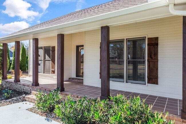 Building Photo - 755 Regal Dr