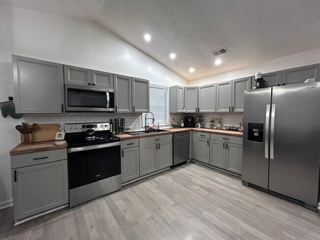 Building Photo - 101 Cottonwood Ct