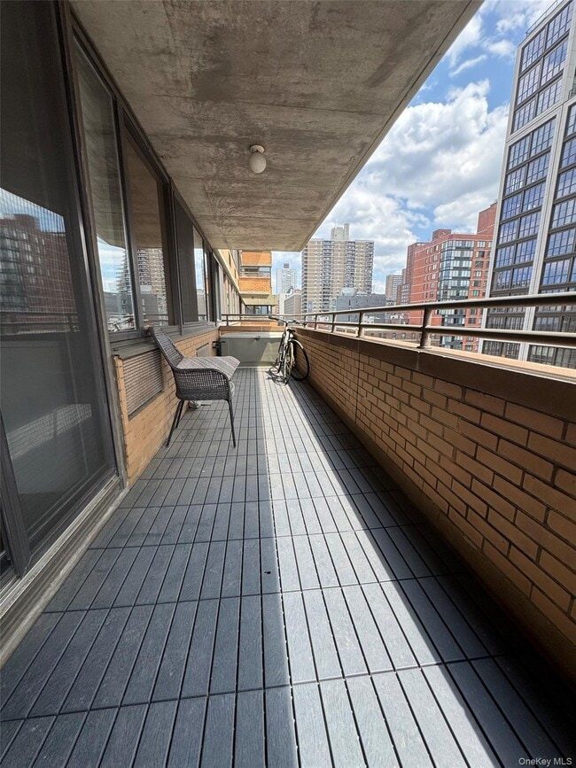 Building Photo - 275 W 96th St