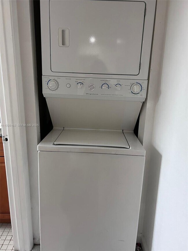 Building Photo - 2997 Riverside Dr