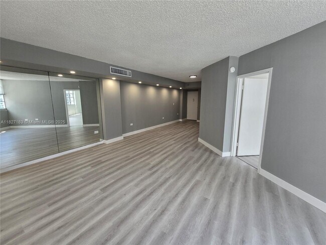 Building Photo - 999 Brickell Bay Dr