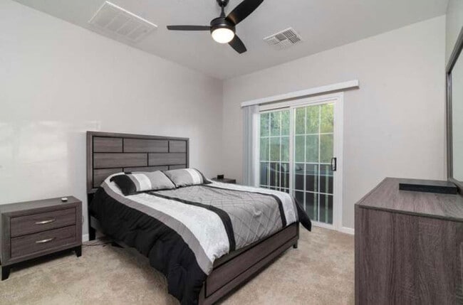 Building Photo - 2726 S Equestrian Dr