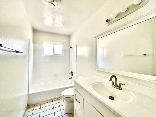 Building Photo - Spacious One Bedroom Apartment Near Vista Village!