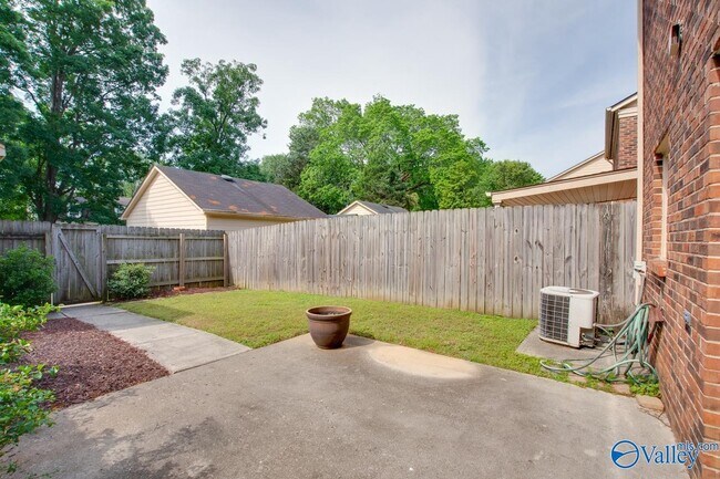 Building Photo - 1008 Heatherwood Dr SE