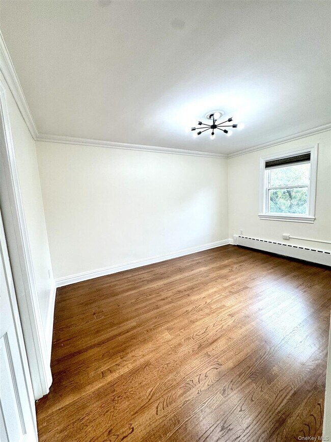 Building Photo - 1004 Balcom Ave