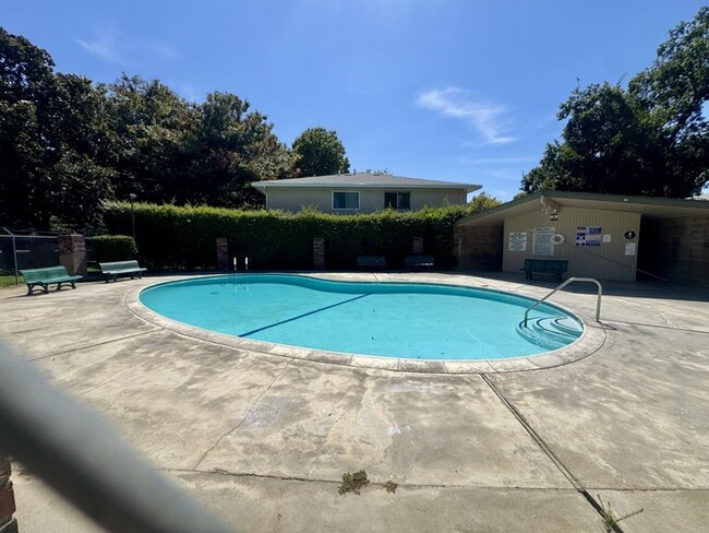 Building Photo - Citrus Heights 2BD/1BA with Community Pool
