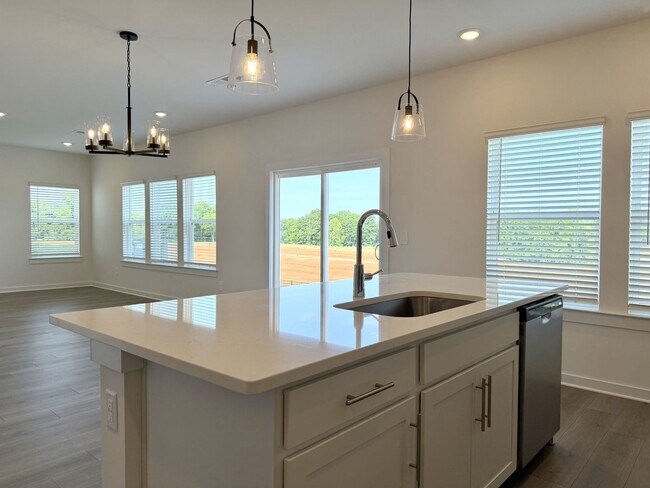 Building Photo - 2372 Meadowwood Dr