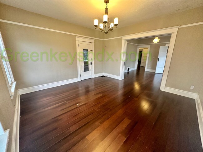 Building Photo - Beautiful Top Floor of Duplex in SW Portland