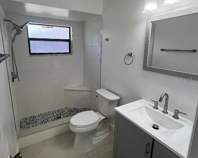 Building Photo - 686 Royalty Ct