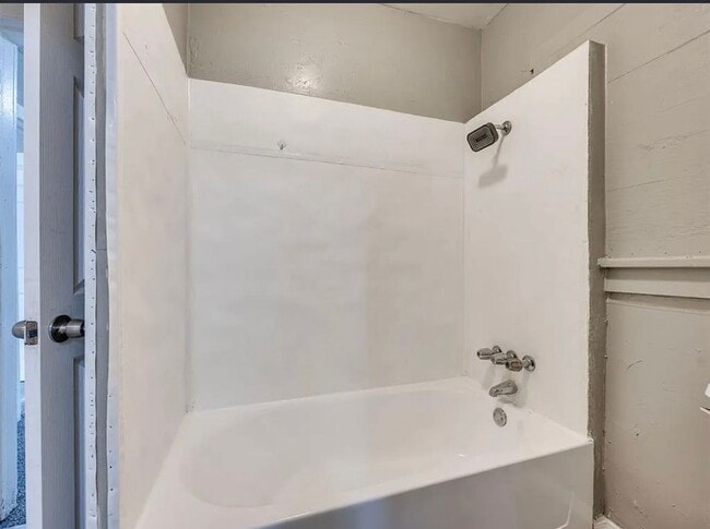 Building Photo - Charming Three Bedroom Home Located in OKC