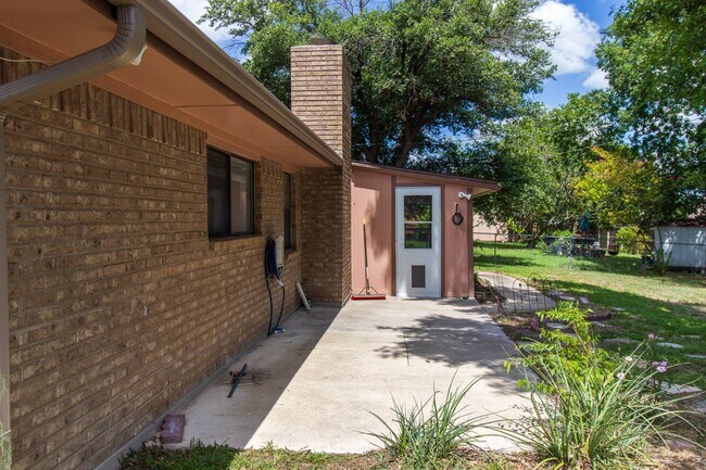 Building Photo - 1609 Ronstan Dr