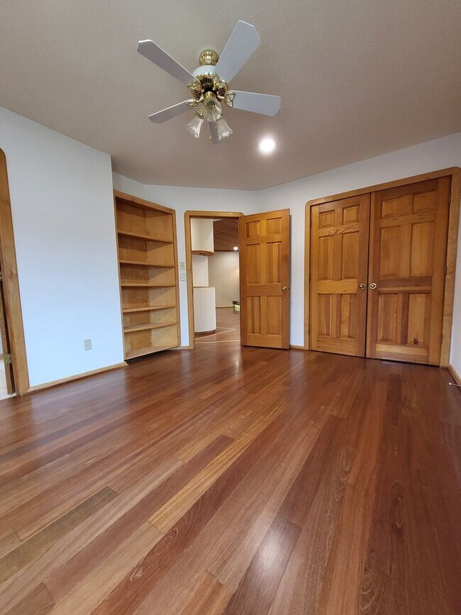 Building Photo - 604 Shadow Grove Ct