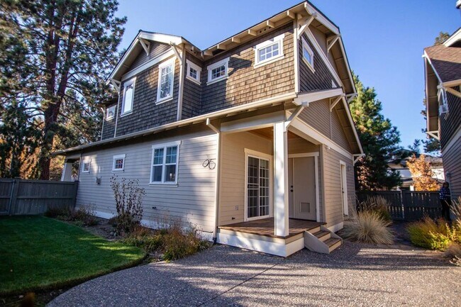 Building Photo - 1690 N W Lepage Pl