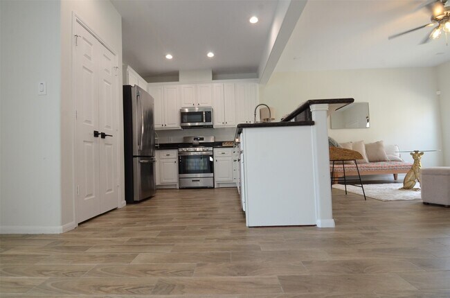 Building Photo - 2201 Naomi St