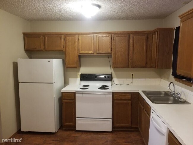 Building Photo - 2 br, 1.5 bath Townhome - 323 N. Madison
