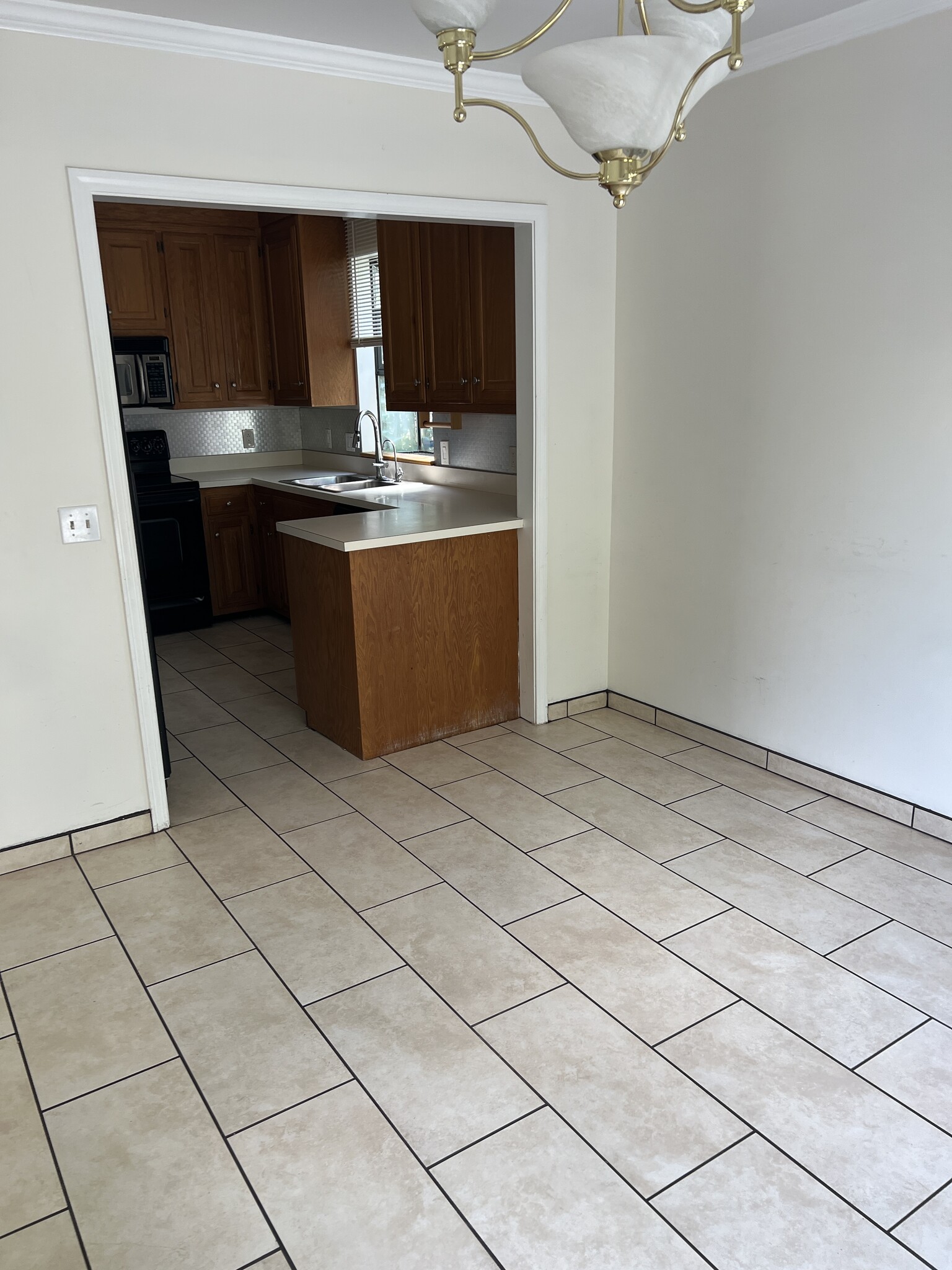 Dinning Room / view to Kitchen - 108 St Charles Pl