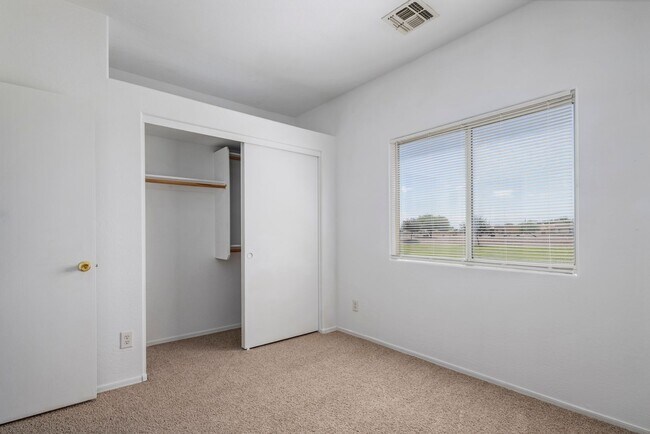 Building Photo - Beautiful 3 bedroom patio home with open f...