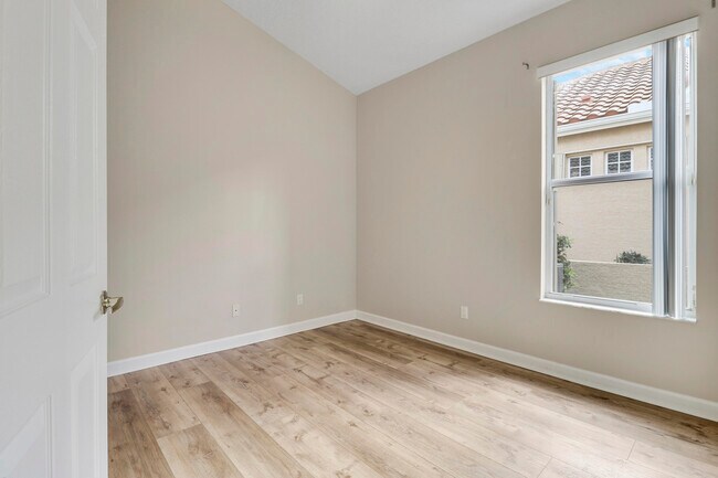 Building Photo - 726 SW Aruba Bay