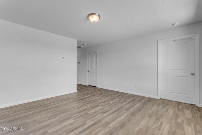 Building Photo - 1213 W Elm Ave